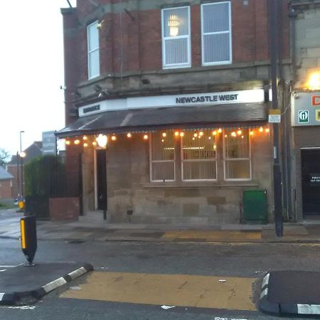 Newcastle West Hotel & Bar エクステリア 写真